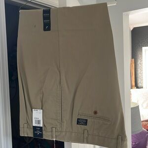 NWT náutica men’s khaki dress pants with cuffs. Size 44x30